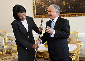 El presidente polaco, Lech Kaczynski (dcha), entrega a Condoleezza Rice, un sable del Ejército polaco en Varsovia. (Foto: EFE)