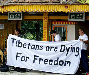 Un grupo de activistas despliega una pancarta a favor del Tbet. (Foto: EFE)
