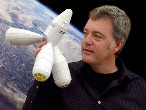 El creador del proyecto de turismo espacial 'Galactic Suite', Xavier Claramunt, muestra una maqueta de la estacin. (Foto: EFE)