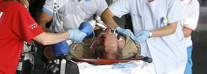 Uno de los heridos es atendido en el hospital de La Paz, en Madrid. (Foto: EFE) [MS IMGENES]