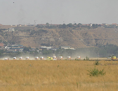 Imagen de las ambulancias acudiendo al lugar del siniestro tras el accidente. (Foto: Pedro Blasco)
