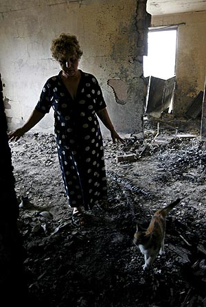 Una mujer observa los destrozos causados por la aviacin rusa en su apartamento de Gori. (Foto: EFE)