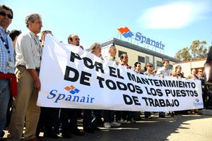 Manifestacin, este mes, de los trabajadores de Spanair contra el ERE y por la falta de personal. (Foto: J. Avell)