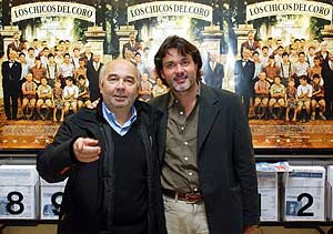 El director de 'Los Chicos del Coro', Christophe Barratier (dcha.), junto al protagonista del filme. (Foto: Carlos Barajas)