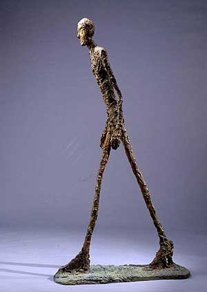 Hombre caminando, escultura en bronce de Alberto Giacometti (Foto: EFE)