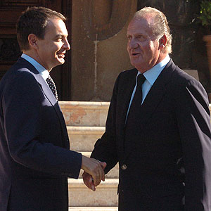 Don Juan Carlos saluda al presidente en su ltimo encuentro en Palma (Foto: Cati Cladera)