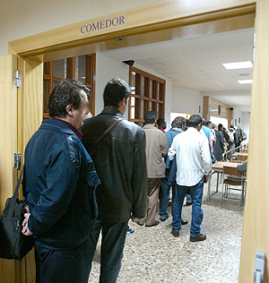 Un grupo de indigentes hace cola a las puertas de un albergue. (Foto: Javier Martnez)