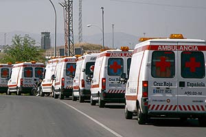 Varias ambulancias en las cercanas del lugar del siniestro. (Foto: EFE)
