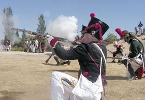 Un actor realiza un disparo durante la recreacin de la batalla de Fuentes de Ooro, Salamanca. EFE