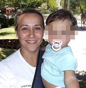 Susana Marn Ramos, una de las azafatas fallecidas, con su hija Candela. (Foto: EL MUNDO)