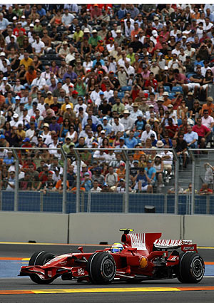 El Ferrari de Felipe Massa, durante la jornada de clasificacin del GP de Europa. (Foto: Reuters)