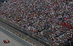 El Ferrari de Massa rueda por delante de una gradera repleta de gente en Valencia. (Foto: AP)