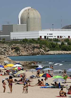 Veraneantes en la playa de L'Almadrava, en Vandells, una vez controlado el incendio declarado en la central nuclear. (Foto: EFE)
