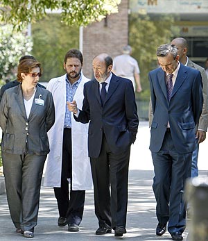Alfredo Pérez Rubalcaba junto a responsables médicos, a la salida del Hospital Niño Jesús de Madrid. (Foto: EFE)