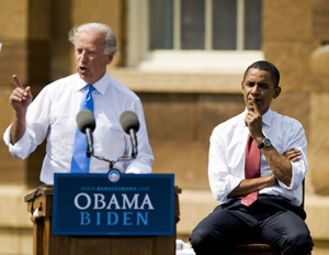 Obama escucha Joseph Biden, su candidato a la vicepresidencia. (Foto: EFE/Tannen Maury)