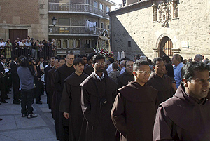 Miles de devotos escoltan la talla de Santa Teresa en la procesin. (Foto: EFE)