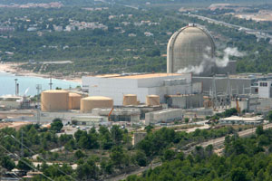 Vista de la central nuclear de Vandells II, que sufri un incendio de un generador elctrico el domingo. (Foto: EFE)