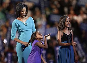 Michelle Obama, con sus dos hijas, durante la convencin. (Foto: AP)