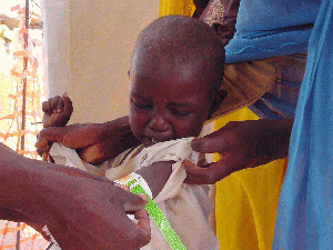 Personal de MSF evala el estado nutricional de un nio gracias albrazalete MUAC (que mide el permetro braquial). Proyecto de Tawila,Darfur. (Foto: MSF).
