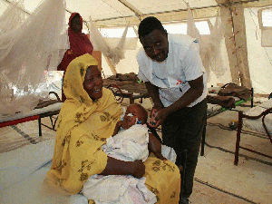 Asistencia mdica en el hospital del proyecto de MSF en Tawila, Darfur. (Foto: MSF).
