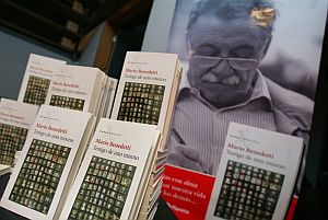 Varios ejemplares del nuevo libro del escritor uruguayo. (Foto: EFE)