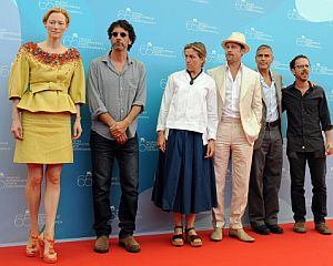 Tilda Swinton, Ethan Coen, Frances McDormand, Brad Pitt, George Clooney y Joel Coen (de izda. a dcha.). (Foto: AFP)
