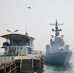 Muelle del puerto de Sujumi, con un barco de guerra abjaso. (Foto: AFP)