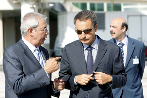 Rodrguez Zapatero con Emilio Prez Tourio en el aeropuerto de Santiago. (Foto: EFE)