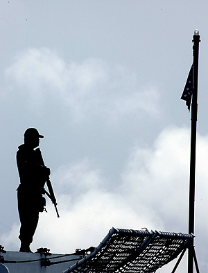 Un soldado estadounidense en el buque 'Dallas', en el puerto georgiano de Batumi. (Foto: AFP)