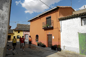 La calle Estrella, en Tiedra, donde la mujer fue embestida por sorpresa durante el encierro. (Foto: PABLO REQUEJO)