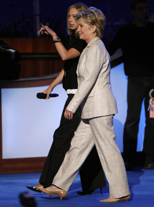 Hillary Clinton con su hija Chelsea, en el escenario del auditorio de la Convencin Nacional Demcrata. (Foto: REUTERS).