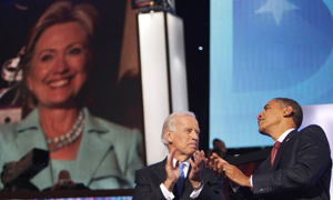 Barack Obama y Joe Biden aplauden la intervencin de Hillary, en la pantalla del fondo, en Denver (Colorado). (Foto: REUTERS).