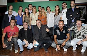 El director de La Sexta, Antonio Garca Ferreras (c); y el director de Deportes de la cadena, Antonio Galeano (2i); junto al equipo de comentaristas y presentadores. (Foto: EFE)