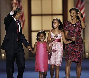 El senador, acompaado por su mujer Michelle y sus hijas Malia y Sasha. (Foto: AP)