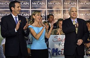 El gobernador de Minnesota, Tim Pawlenty, y su mujer, Mary, en un acto con McCain el pasado julio. (Foto: AP)