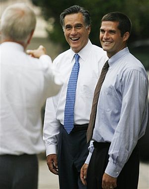 Mitt Romney y su hijo Matt, durante sus vacaciones de agosto en California. (Foto: AP)