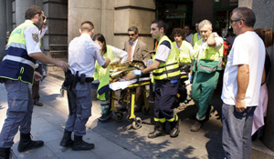 Personal sanitario traslada al hospital a uno de los heridos. (Foto: EFE)