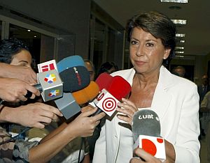 La ministra de Fomento, Magdalena lvarez, no quiso hacer declaraciones a los medios. (Foto: EFE)