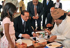 Silvio Berlusconi y Muamar el Gadafi, reunidos en Bengasi. (Foto: EFE)