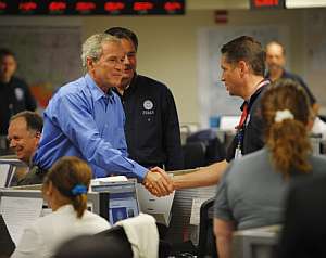Bush saluda a uno de los trabajadores del Centro Federal de Emergencias. (Foto: AP)