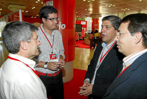 Francisco Fernndez, con scar Lpez y Fernando Benito, segundo derecha, durante el 37 Congreso Federal del PSOE. (Foto:Ical)