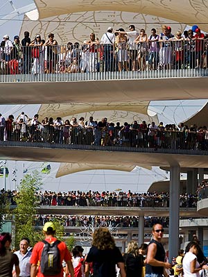 Numerosas personas pasean por las instalaciones del recinto de la Expo de Zaragoza. (Foto: EFE)