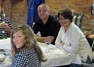Christopher Foster, de 50 años; su esposa Jillian, de 49; y su hija Kirstie de 15 años durante una cena. (Foto: EFE)