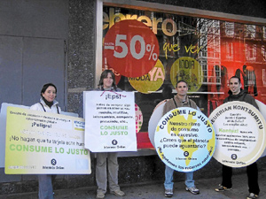 Un grupo de activistas de Intermon de manifiestan en Bilbao (Foto: EL MUNDO).