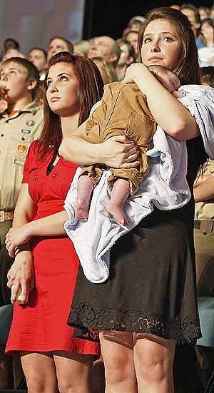 Bristol Palin sostiene a su hermano Trig en brazos durante un acto de la campaa republicana. (Foto: Stephan Savoia)