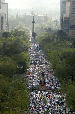 Vista de la marcha en el centro de Mxico. Al fondo, el ngel de la Independencia. (Foto: EFE)