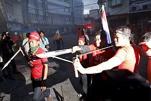 Hombres armados con machetes y otras armas que forman parte de un grupo de manifestantes en favor del gobierno. (Foto: EFE)