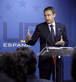El presidente del Gobierno, durante una rueda de prensa en Bruselas. (Foto: EFE)