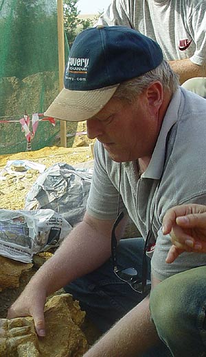 El paleontólogo Dick Mol excavando los restos del mamut. (Foto: Museo de Historia Natural de Rotterdam)