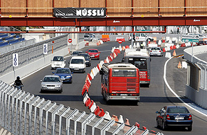 Varios coches circulan por el Circuito Urbano de Valencia, un da despus del Gran Premio. (Foto: EFE)